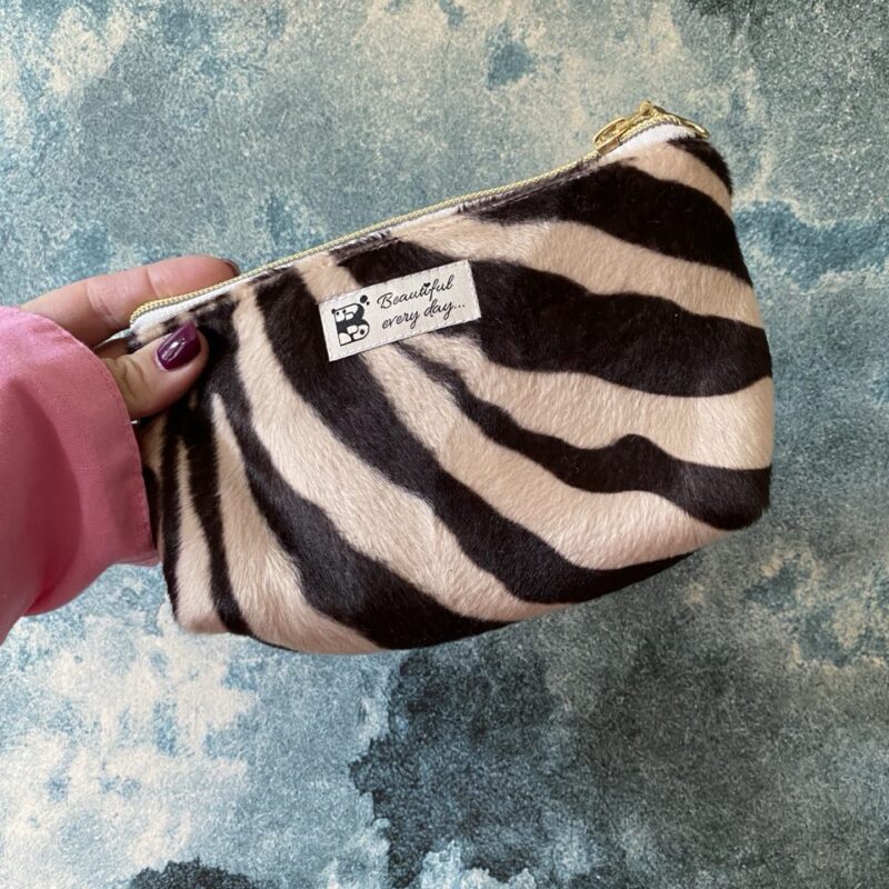 liten sammetsnecessär cream zebra